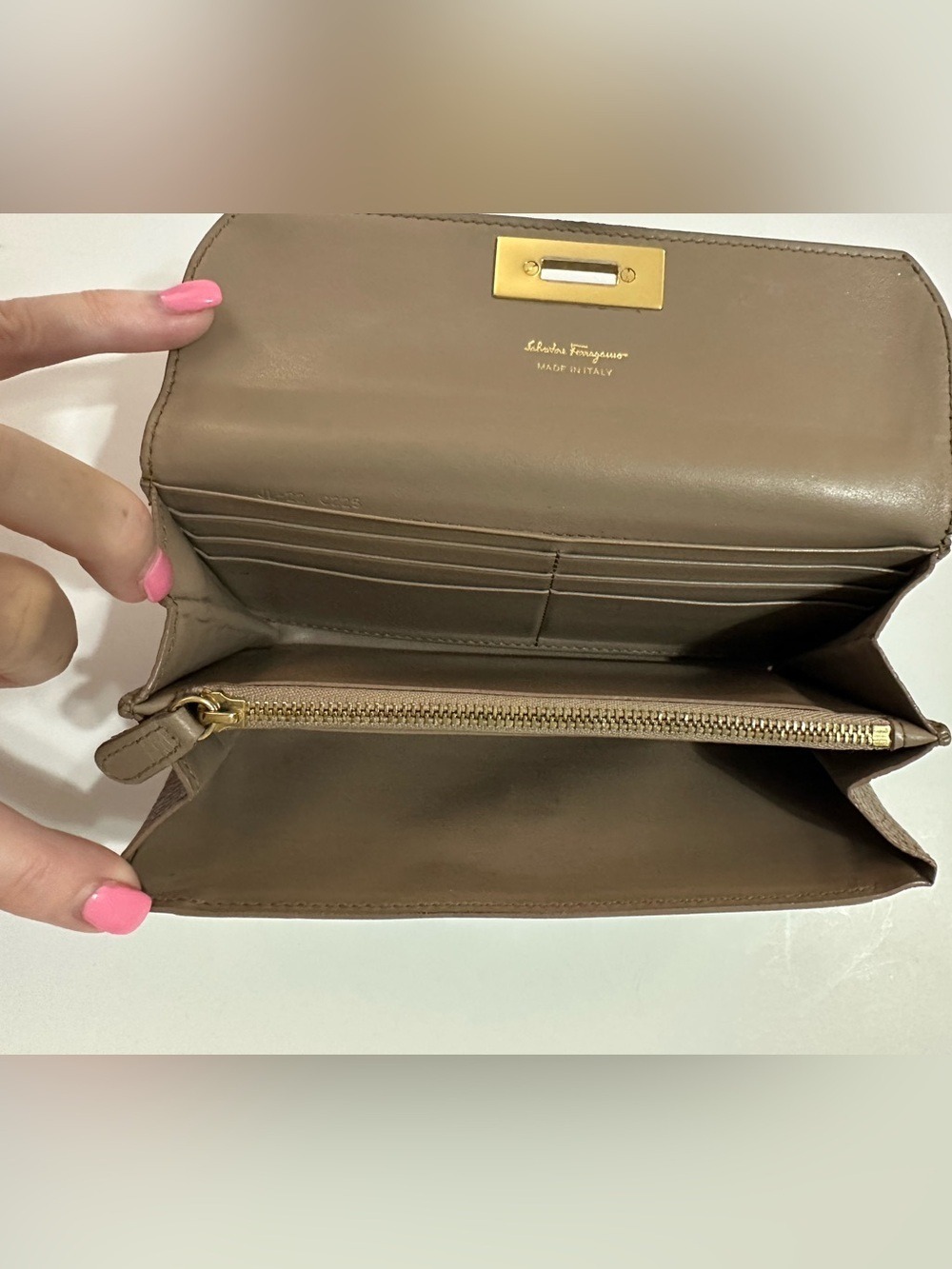 SALVATORE FERRAGAMO TAN LEATHER GANCINI CONTINENTAL WALLET MADE IN ITALY - Picture 7 of 15